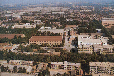 推土机总厂本部厂区。。。山东推土机总厂建设时，，，牢靠资产原值为2569万元，，，占地面积为517538平方米，，，修建面积为170861平方米。。。