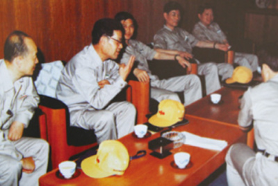 为了学习外国先进手艺和治理要领，，，前往引进手艺与装备的国家举行实地考察。。。薛仲光厂长在日本。。。