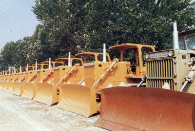 产品整装待发。。。自1984年对销售实验了承包责任制，，，调动了职工的起劲性，，，增强了责任感，，，从而改变了已往等、靠、要的被动时势。。。