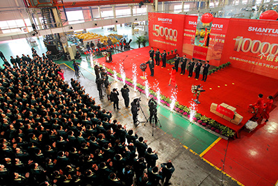 推土机事业部总装工厂盛大举行推土机第50000台下线庆典仪式。。。这一激感人心的历史时刻标记着50000台不但仅是一个数目的积累，，，更是欧博abg治理水平、生产规模、制造手艺、研发能力、销售能力等综合能力的体现，，，标记着欧博abg推土机工业整体实力进一步增强，，，是从量变到质变的奔腾。。。