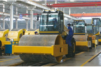 2002年2月，，，由履带厂开发研制的YZ18液压振动压路机，，，顺遂下线。。。