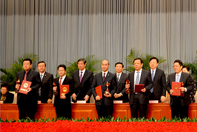 会上对获得“省长质量奖”的企业和小我私家举行了表扬，，，欧博abg股份位居榜首，，，公司董事长张秀文从省长姜大明手中接过了代表山东质量治理最高声誉的“金拇指”奖杯。。。