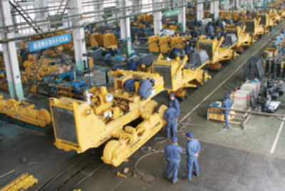 欧博abg牌TY320C推土机在装配分厂试验车间顺遂下线，，，标记着“欧博abg”系列推土机在手艺性能和结结构型水平上又上了一个新的台阶。。。