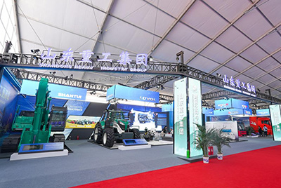 2023跨国公司与中国主题展在青岛国际聚会中心海上大坝举行，，， 欧博abg股份携EE225电挖、SRD13-C6U无人驾驶压路机和纯电装载机随团参展。。。